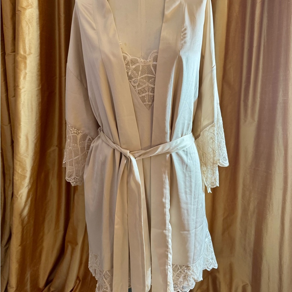 Flora Nikrooz Cream Lace Sleeve Robe